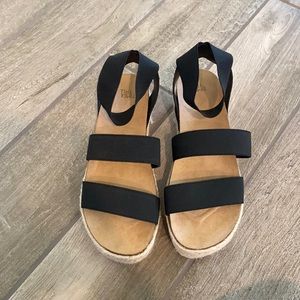 ✨ NEVER WORN PLATFORM SANDALS BLACK